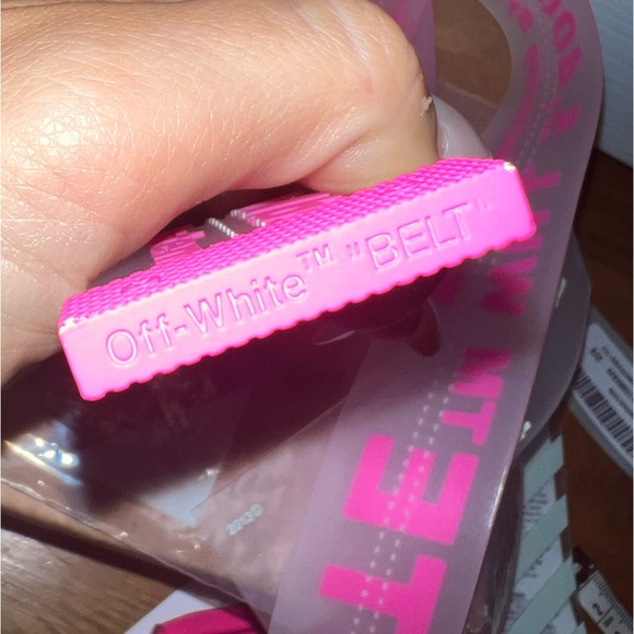 Off-White Rubber Industrial Logo Belt fuschia - Picture 4 of 12